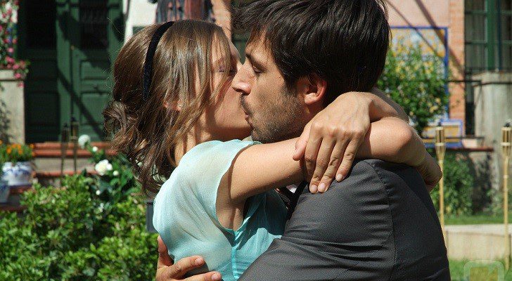 Sara y Lucas se besan apasionadamente en 'Los hombres de Paco'