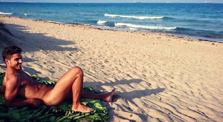 Maxi Iglesias en la playa