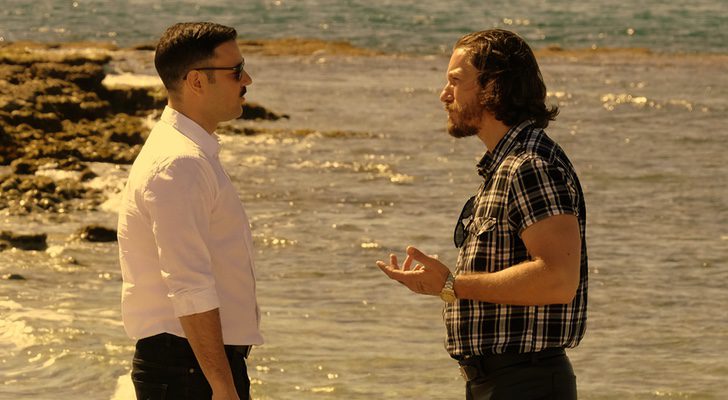 Pablo habla con Vlad en 'Mar de plástico'