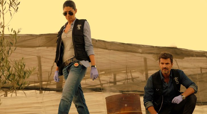 Lola y Héctor, investigando en 'Mar de plástico'