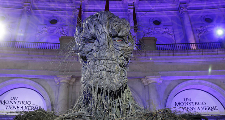 Imagen de la gran escultura instalada en la premiere de "Un Monstruo viene a verme"
