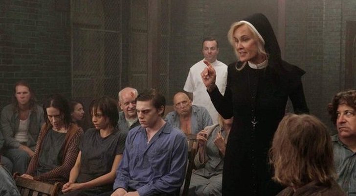 Jessica Lange y Evan Peters en 'American Horror Story'