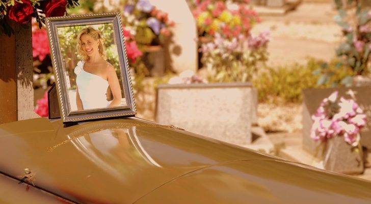 Ataúd y fotografía de Agneska en 'Mar de plástico'