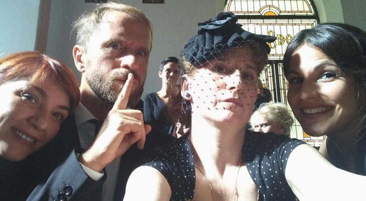 Varios personajes de 'Allí abajo' caracterizados para ir a un entierro