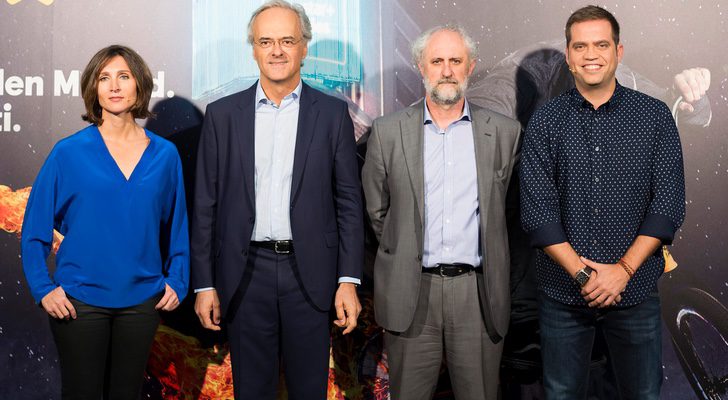 Pedro García Guillén y Luis Cueto con los conductores de la rueda de prensa