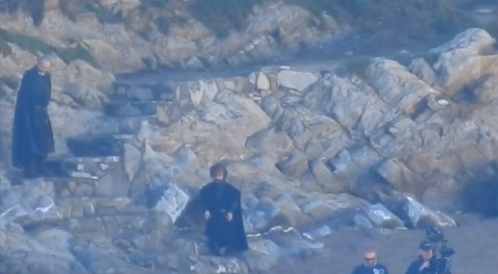 Los actores que dan vida a Tyrion y a Davos en la playa de Muriola