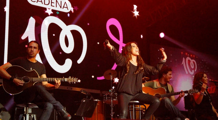 Malú durante el concierto de 'Por ellas' de 2015