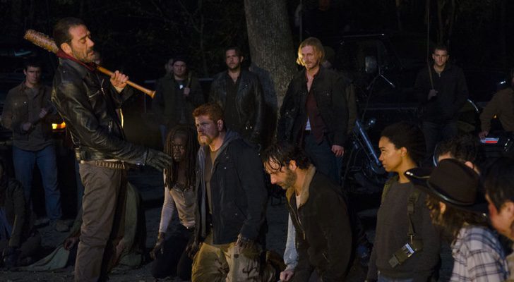 Negan eligiendo su víctima en el último episodio de la sexta temporada de 'The Walking Dead'
