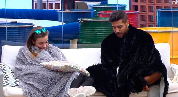 Meritxell y Alain hablando en el jardín de 'Gran Hermano'