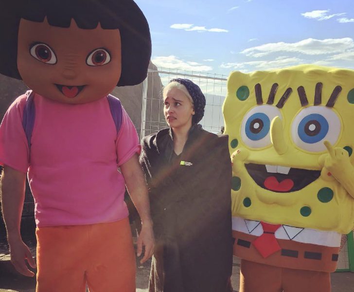 Emilia Clarke como Daenerys Targaryen junto a Dora, la exploradora y Bob Esponja