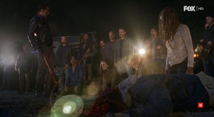 Negan tras asesinar a Abraham en el estreno de la séptima temporada de 'The Walking Dead'