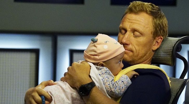 Owen cuidando a la pequeña Harriet en &#39;Anatomía de Grey&#39;