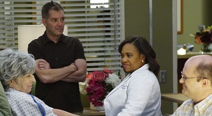 Bailey conversando con una paciente en &#39;Anatomía de Grey&#39;