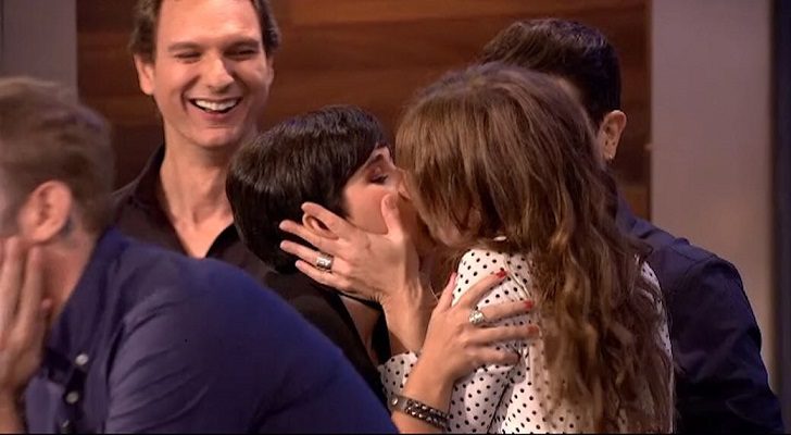 Momento del beso entre Miryam Gallego y Alejandra Castelló en 'Hora Punta'