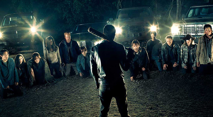 Los protagonistas de 'The Walking Dead' frente a Negan y su bate