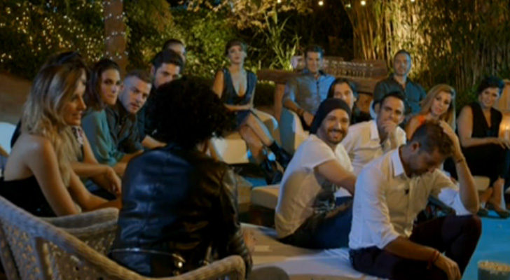 Juan Camus junto a sus compañeros de edición escuchando a Nina en 'OT. El reencuentro'