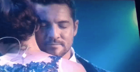 Cuando te haces el intenso encima del escenario