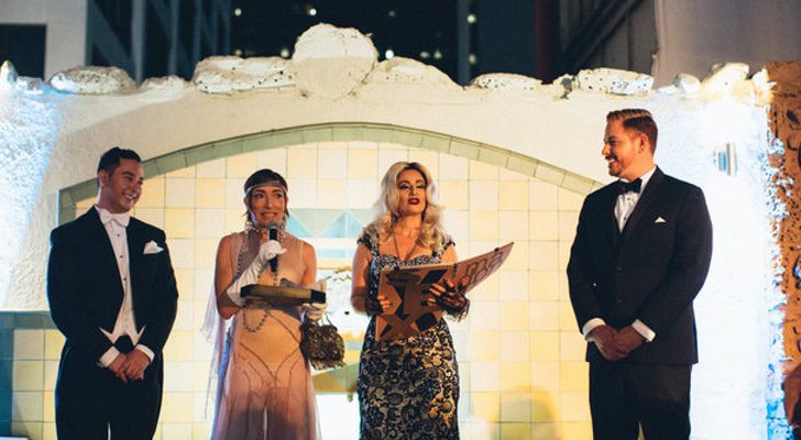 La actriz Naomi Grossman junto a los novios