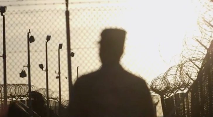 Los guardias de Guantánamo supervisaban todas las grabaciones en 'Fuera de cobertura'