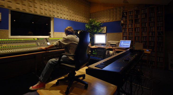Alejandro Abad en su estudio de grabación
