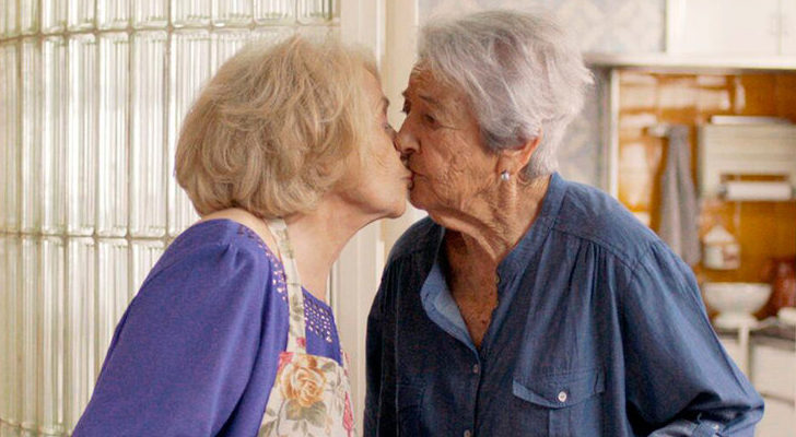 Monserrat Carrulla besando a Asunción Balaguer en "Barcelona, noche de invierno"