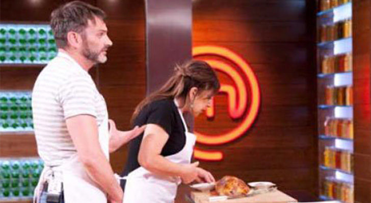 Loles y Fernando presentando al jurado su plato final de la prueba de relevos