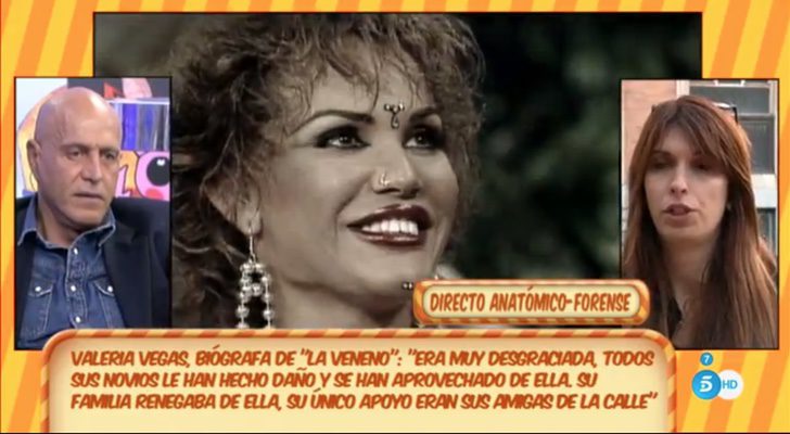 A la derecha, Valeria Vegas, biógrafa de "La Veneno" mientras atendía a los colaboradores de 'Sálvame'