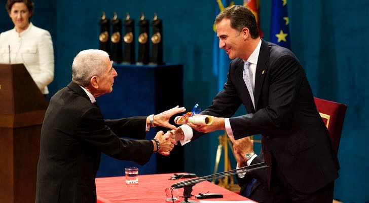 Leonard Cohen recibiendo el premio Príncipe de Asturias