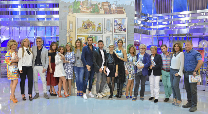 La plantilla de 'Sálvame' posando en el plató ante las cámaras