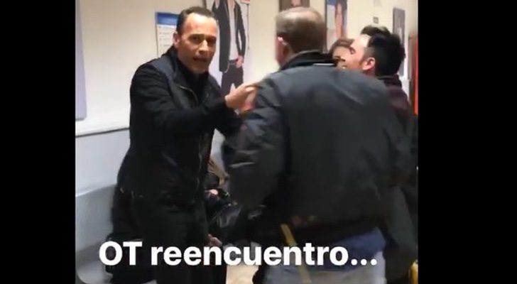 Carlos Lozano durante su discusión con Àlex Casademunt y Naím Thomas en los pasillos de Telecinco