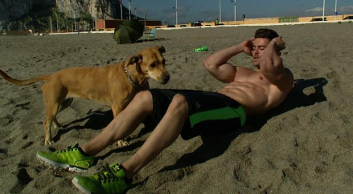 Pareja dueño-perro durante la grabación de 'Amores perros' en la playa