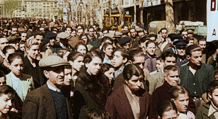 Personas esperando en la calle en 'España dividida: La guerra civil en color'