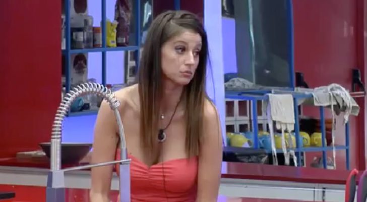 La concursante de &#39;GH: 17&#39;, Simona, fregando los platos en la cocina