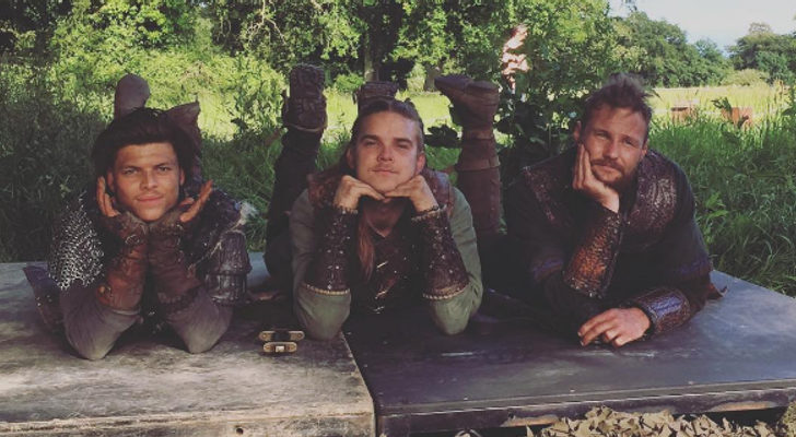 Varios actores de 'Vikings' descansan durante el rodaje de la quinta temporada tumbados en una mesa