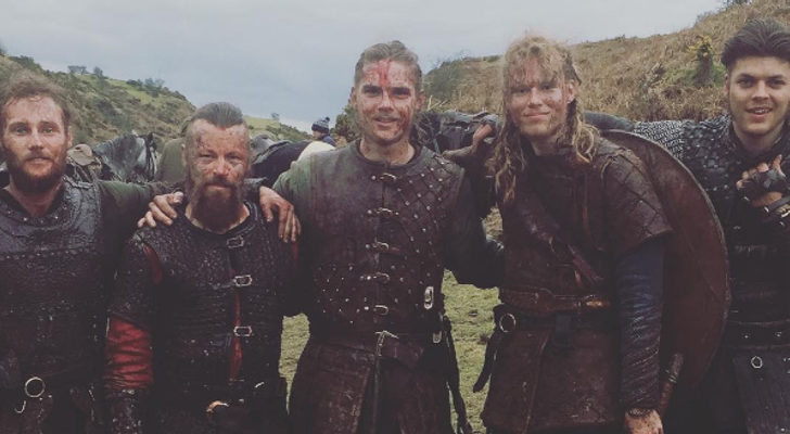 Marco Ilsø junto a varios actores de 'Vikings' posan para una foto en el descanso del rodaje de la quinta temporada