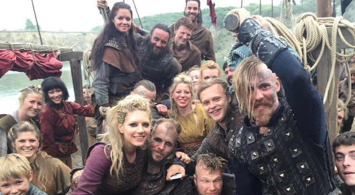 Katheryn Winnick junto al resto del reparto de 'Vikings' durante el rodaje de la quinta temporada