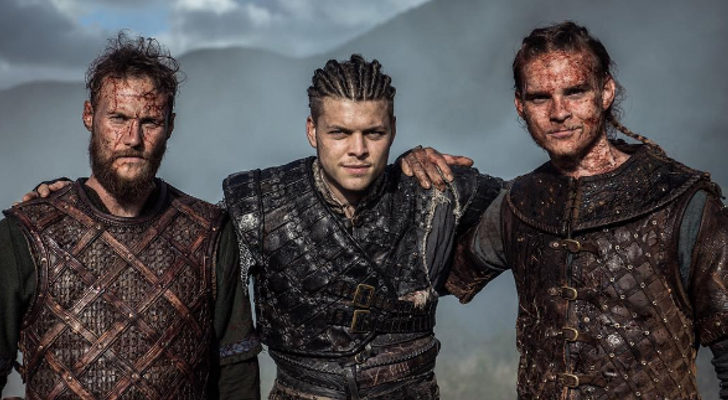 Alex Høgh Andersen  junto a dos compañeros de reparto en el rodaje de la quinta temporada de 'Vikings'