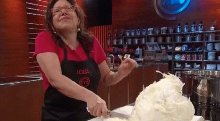 Loles León se enfrenta a un pollo aun con plumas en 'Masterchef Celebrity'