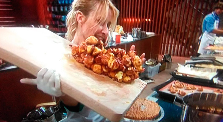 Cayetana Guillén levantando preparando su croquenbouche en &#39;Masterchef Celebrity&#39;