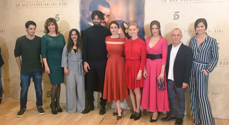Parte del reparto de 'Lo que escondían sus ojos' en la presentación