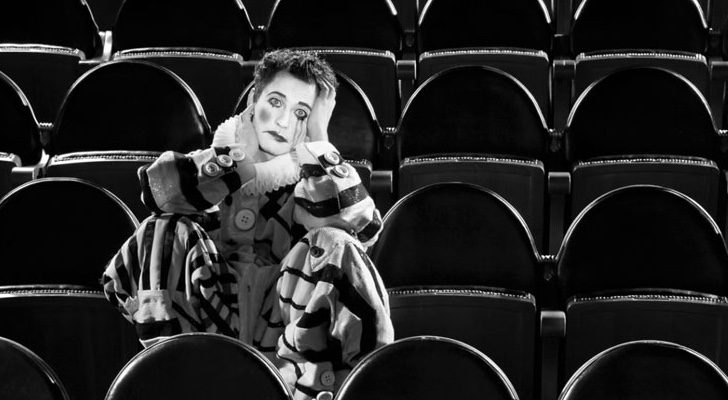 Paco León posando como El Pierrot