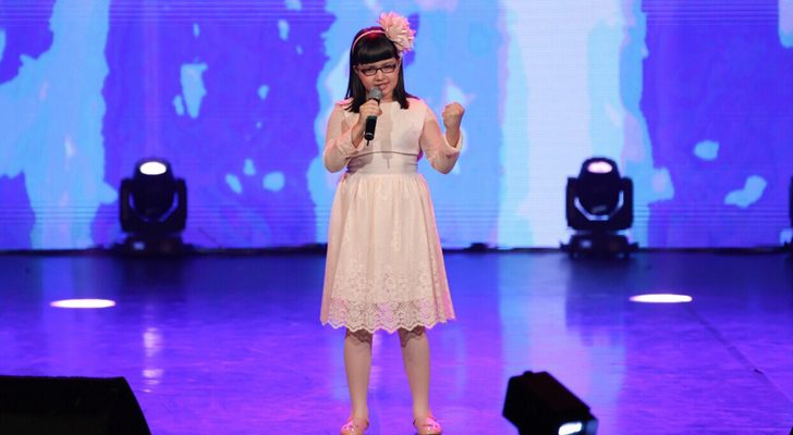 Esta nila de diez años representa a Albania