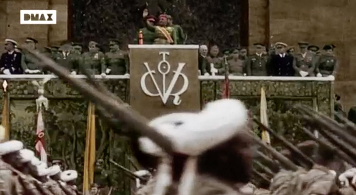 Franco saludando a las tropas en 'España Dividida'
