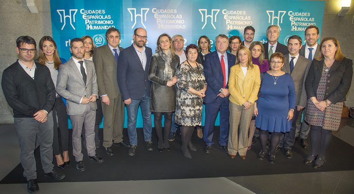 José Antonio Sánchez, presidente de RTVE, acompañado por los alcaldes de las ciudades en las que se ha rodado el documental