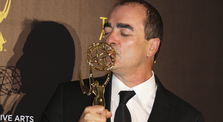 Victor Reyes besando su Emmy