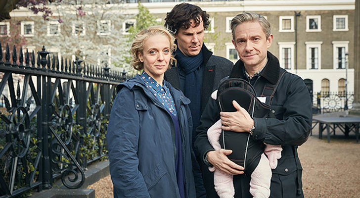 Sherlock Holmes junto a Watson y Mary, quienes están con su hija, en la cuarta temporada de 'Sherlock'