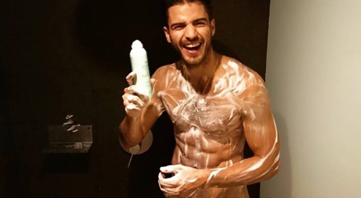 Maxi Iglesias desnudo en la ducha
