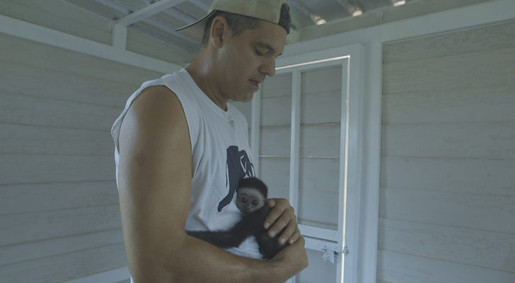 Frank Cuesta es abrazado por un pequeño animal en 'Wild Frank, al rescate'