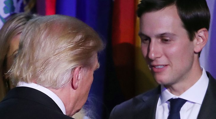 Jared Kushner saluda a Donald Trump