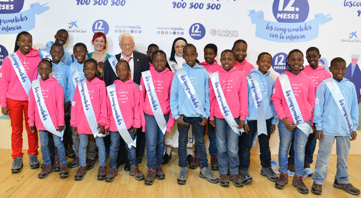 Sor Lucía Caram junto al Padre Ángel con los niños de la campaña de Mediaset